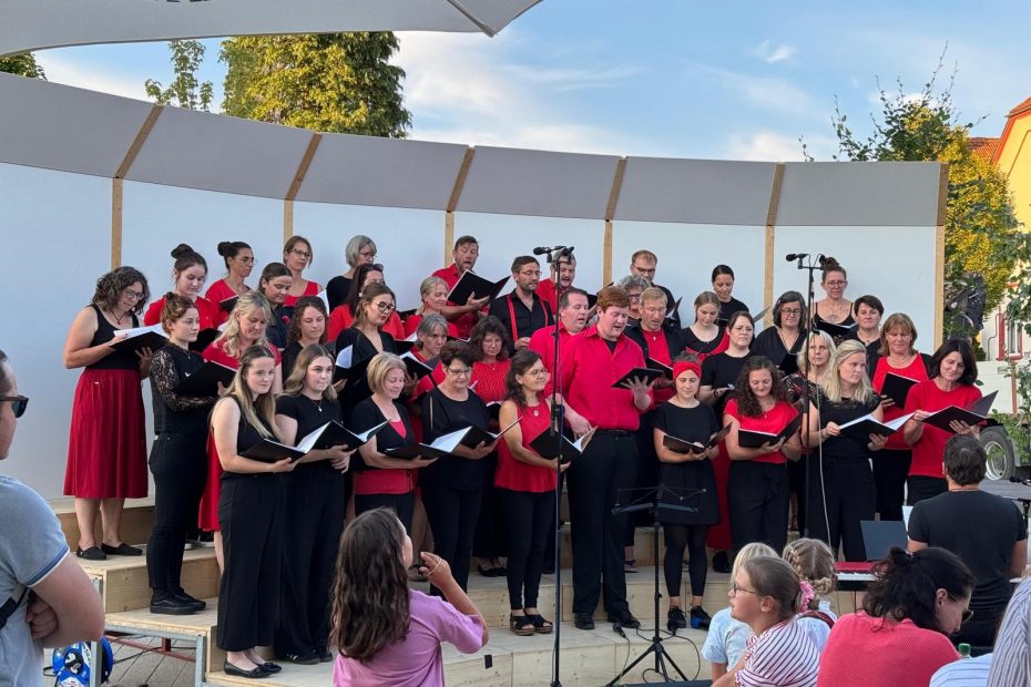Der Opfenbacher Notencocktail singt beim Mitanand-Fest am 12. Juli 2025 auf dem Dorfplatz in Opfenbach.